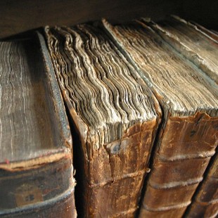 600px-Old_book_bindings_cropped